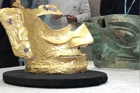 三星堆再出土金面具，网友：面具上有耳洞？专家：这是古蜀人的传统图片