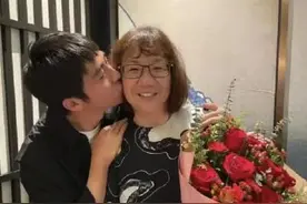 俞灏明晒照为妈妈庆生 母子二人同框超温馨图片