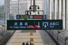 今年首趟“武铁旅游号”专列出发，近900名旅客游“李焕英”家乡视频封面