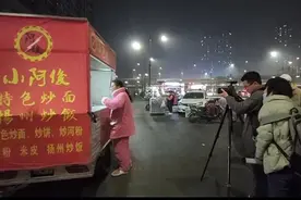郑州爱心“炒饭哥”走红后被“围堵”不敢出摊，称不想被流量绑架图片