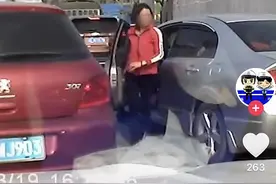 两女司机交换驾驶，一个没拉手刹，一个把油门当刹车撞上前方车辆！网友：还不如不换图片