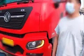 连续驾车11小时，疲劳司机被交警罚睡觉