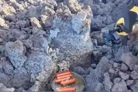 战斗民族多彪悍？俄旅行者攀登欧亚大陆最高活火山，用熔岩烤香肠图片