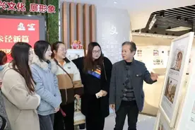 用火焰在宣纸上灼烧出画面，朱泾镇百余幅烙铁画喜迎中国共产党成立100周年图片