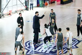 CBA全明星周末联谊赛 教练球员裁判互换身份同场竞技图片
