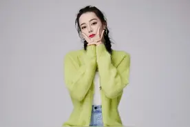 迪丽热巴双麻花辫温柔俏皮 玩转凳子戏法POSE图片