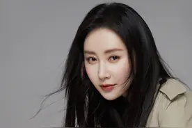 舒畅穿卡其色风衣凹造型 高冷气场与小时候截然不同图片