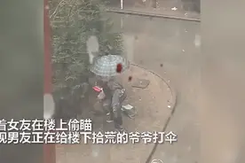 男生把女友送回宿舍后，女友站在窗边偷瞄，一个细节见其人品图片