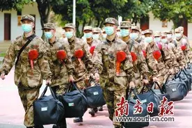 粤首批一年“两征”新兵奔赴军营图片