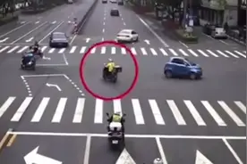 外卖小哥“花式”闯红灯，后方交警目睹全过程