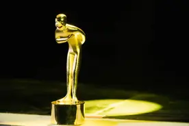 《欢乐喜剧人》半决赛：秦霄贤获师兄栾云平助阵，欧弟模仿张艺兴跳《莲》图片