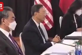 中美高层战略对话上女翻译张京小细节火了！美国务卿：应该给她加薪图片