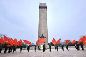 雨花英烈纪念碑前，英雄在呼唤——图片