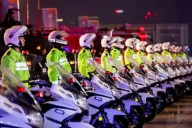 武林广场好多警察！这是要干什么？别担心，明天，千名警力集结，还有无人机升空展示图片