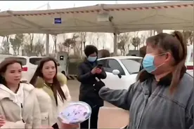 河南一女子在网上找到与自己长得一模一样的人 两人可互相解锁手机面容锁屏图片