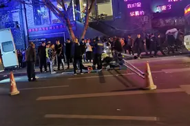 三少年共骑一辆共享单车发生车祸 一死两伤图片