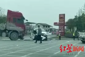 现场曝光！四川三台县一大货车和小车相撞，致4人死亡图片