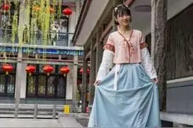 春风杨柳百花齐放，五龙潭公园美女配鲜花图片