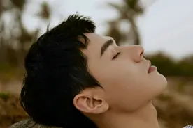 龚俊黑白风海边数码写真曝光 清爽纯粹少年感十足图片