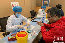 内蒙古援鄂医疗队受邀返鄂 离开前集体献血图片