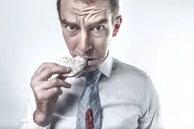 《自然》子刊：饿肚子能抗炎的机制找到了！科学家发现禁食可以抑制辅助T细胞功能，抑制细胞因子产生，饿得久效果好 | 临床大发现图片