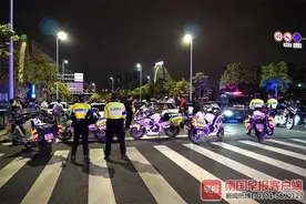 南宁警方突查非法改装车辆“网红打卡地”，97辆车“落网”图片