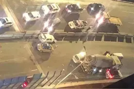 哈尔滨发生重大交通事故，两人被撞飞到立交桥下，事故造成一死多伤图片
