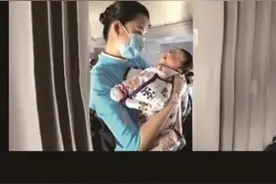 飞机上孩子哭闹不停，聋哑妈妈手足无措 暖心空姐化身妈妈安抚宝宝图片