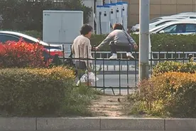 鄞州广德湖北路长丰路口“花式跨栏”险象环生图片