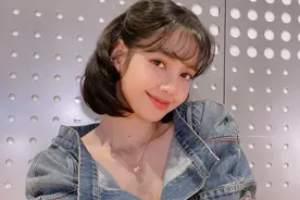 Lisa梳白雪公主同款短发吐舌卖萌，为《青你3》选手们加油图片