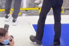 心疼又好笑！蔡徐坤活动现场不小心崴了下脚图片