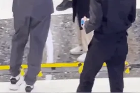 心疼又好笑！蔡徐坤活动现场不小心崴了下脚图片