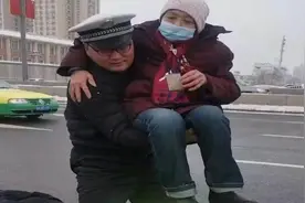 新疆乌鲁木齐：老人误入机动车道，执勤民警将其抱出视频封面