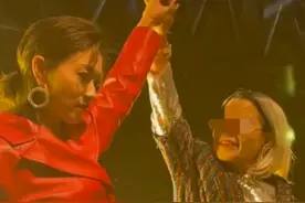 万茜半夜现身酒吧嗨玩，气势强大瞬间带动气氛图片