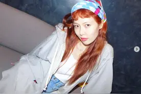 泫雅穿灰色卫衣化身元气少女 头戴方巾表情灵动可爱图片