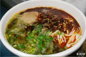 桶装原汤牛肉面兴起！还是兰州人熟悉的那个味儿……图片