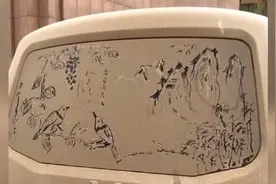 26秒丨高手在民间！民工大叔在粘满灰尘的面包车玻璃上随手作画 栩栩如生图片