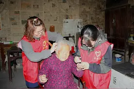 同宝煤业青年志愿者慰问驻地孤寡老人图片