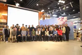 世界诗歌日，60余位诗人诵诗春天图片