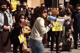 吴珊卓走上街头，好莱坞亚裔发声谴责暴行图片