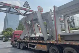 “载货”变“载祸”货车撞上限高架导致交通拥堵司机被拘图片