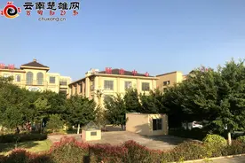 元谋：凤凰山顶建设忙图片