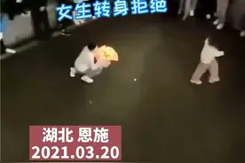 湖北男子向女友下跪道歉，遭拒后扔捧花砸中女生引争议，喊话网友：已道歉，别做键盘侠图片