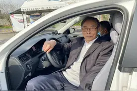 服不服？衢州84岁老人科目一99分，倒车入库4小时学会图片