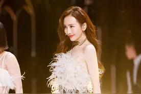 王鸥吐槽再也不想做羽毛接发：拆头发的时候心疼死了图片