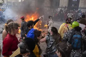 法国马赛6500人街头狂欢，不顾疫情亲吻拥抱，警方紧急出动图片