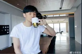 李荣浩撞脸萌犬：没想到我会对生物界有所贡献图片