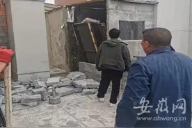 合肥一小区楼顶天台竟然私建厕所 城管部门：拆了图片