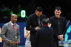 CBA全明星赛：CBA全明星周末25周年最佳阵容颁奖图片