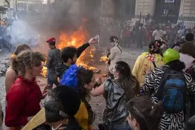 法国马赛6500人街头狂欢，不顾疫情亲吻拥抱，警方紧急出动图片